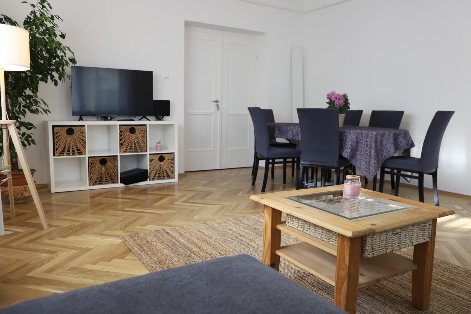 Attila Vendeghaz Apartment *